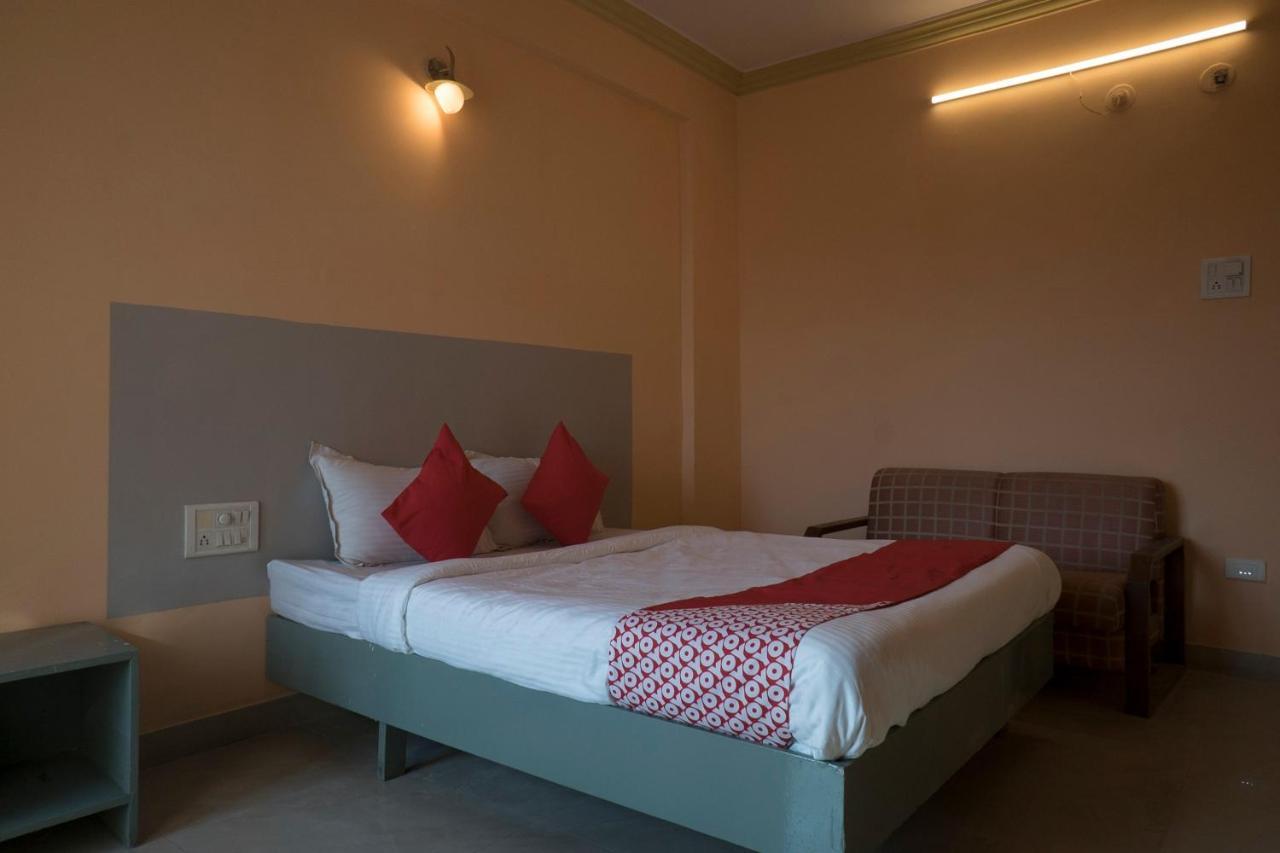 Oyo Flagship 37830 Hotel Aakar International Satara Zewnętrze zdjęcie