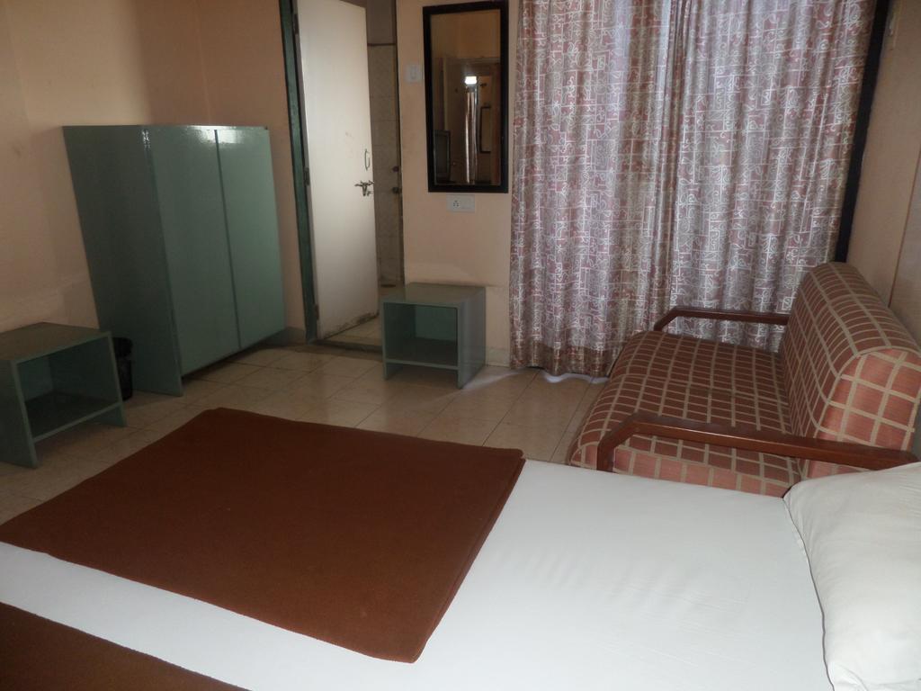 Oyo Flagship 37830 Hotel Aakar International Satara Zewnętrze zdjęcie