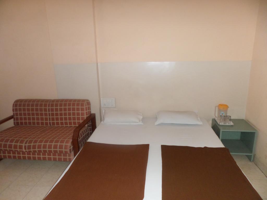 Oyo Flagship 37830 Hotel Aakar International Satara Zewnętrze zdjęcie